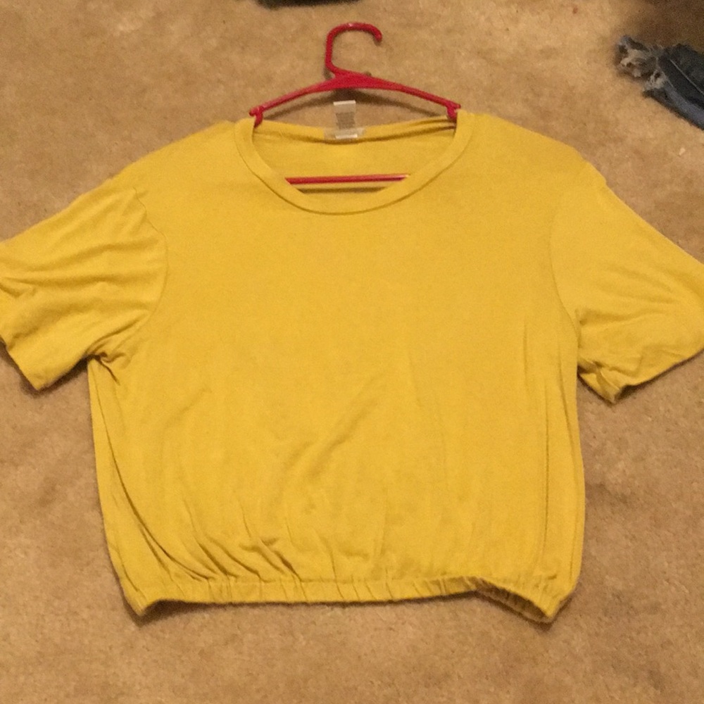 Really cute yellow top! Adult xs. 💛